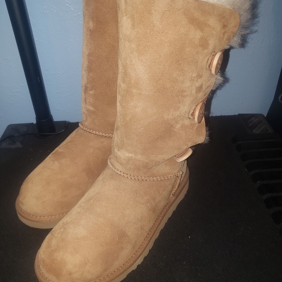 UGG #1962 Women's  Sz 4 Bailey Button Camel Brown Leather Sheepskin Lined Boots - Picture 5 of 6